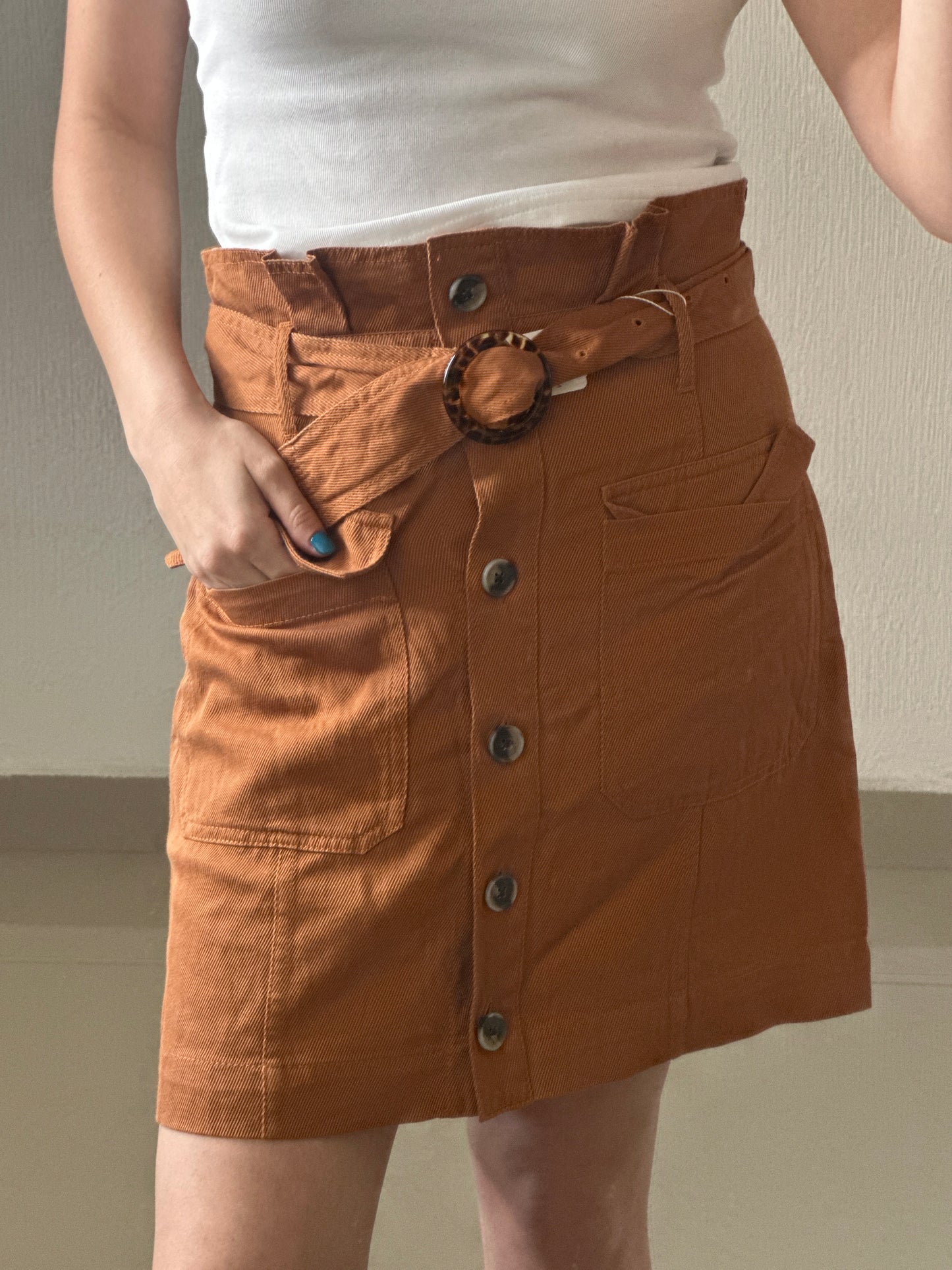 Falda con cinto color terracota