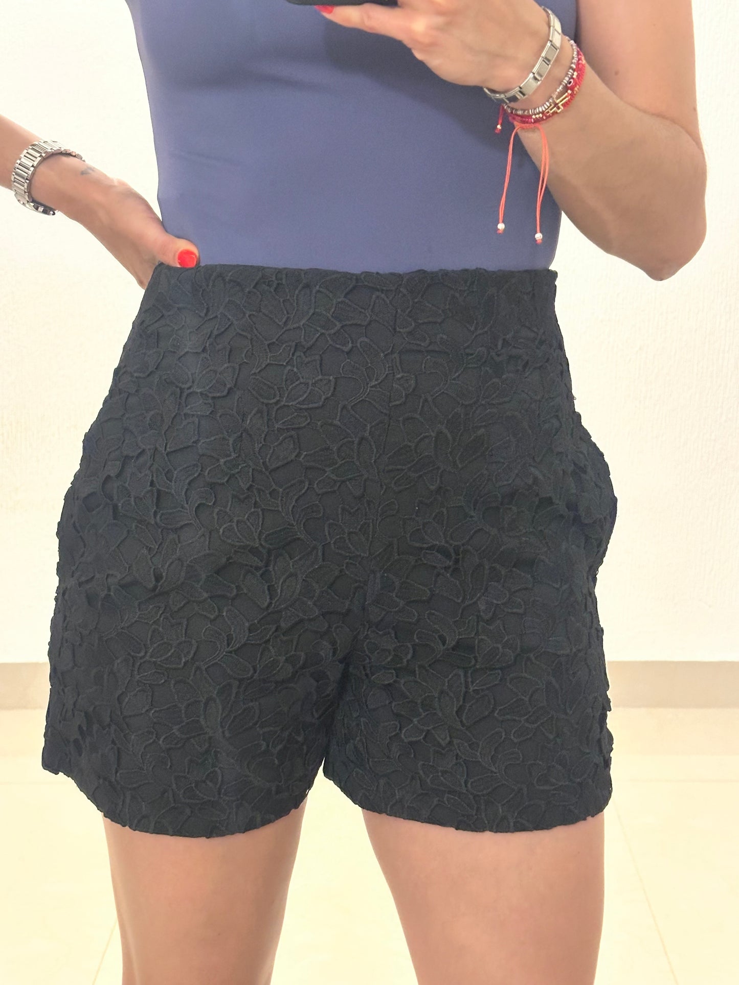 Short negro con encaje CLUB MÓNACO
